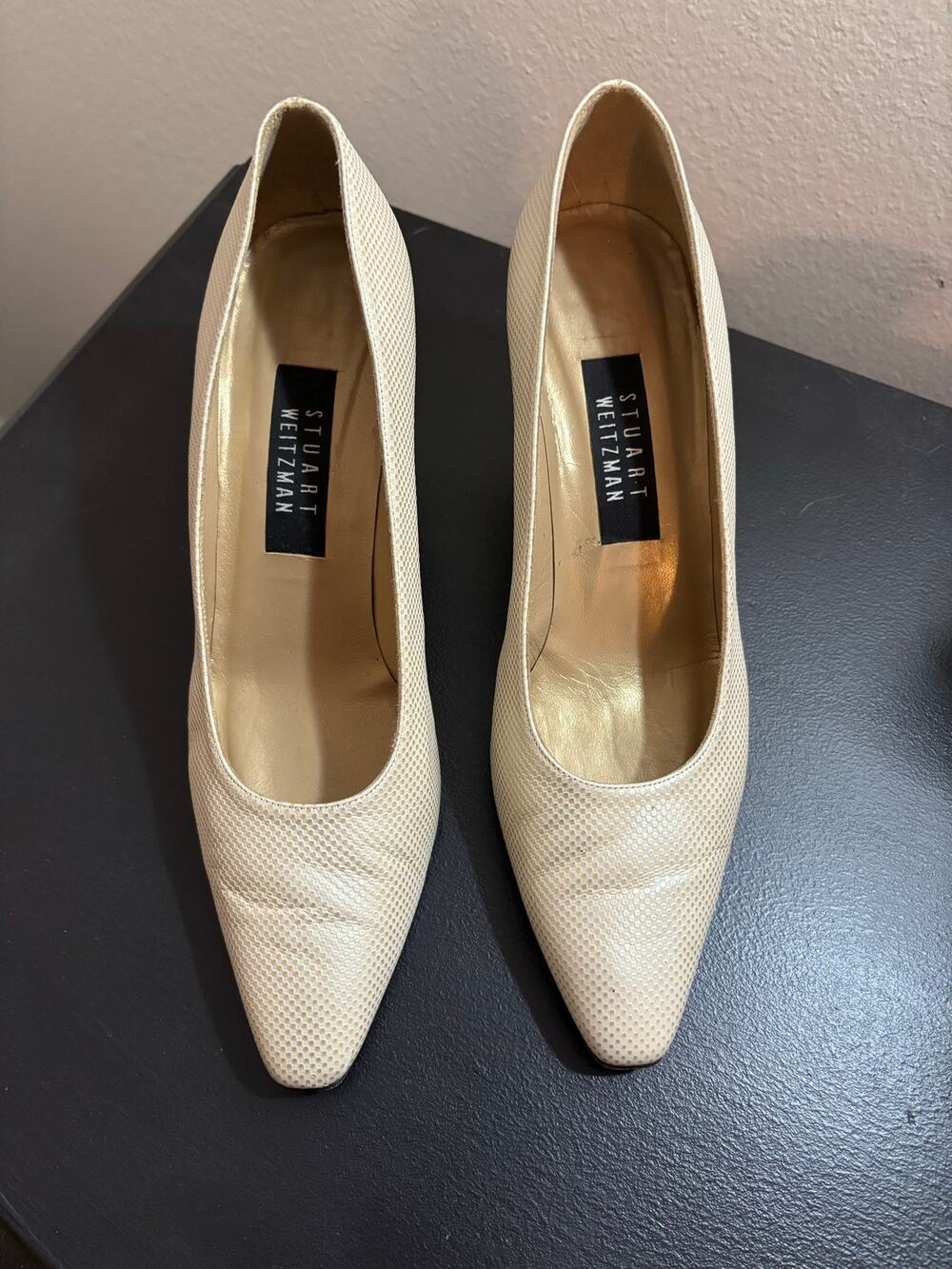 Vintage Stuart Weitzman Ossarah Cream Textured Leather Pointed Toe Pumps 9.5